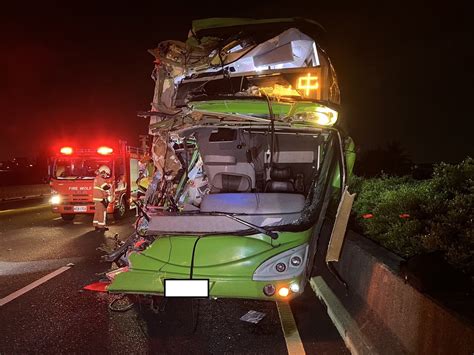 秀水車禍|（有影片）／國道1驚險車禍！統聯客運車頭幾乎削半 7人受傷幸。